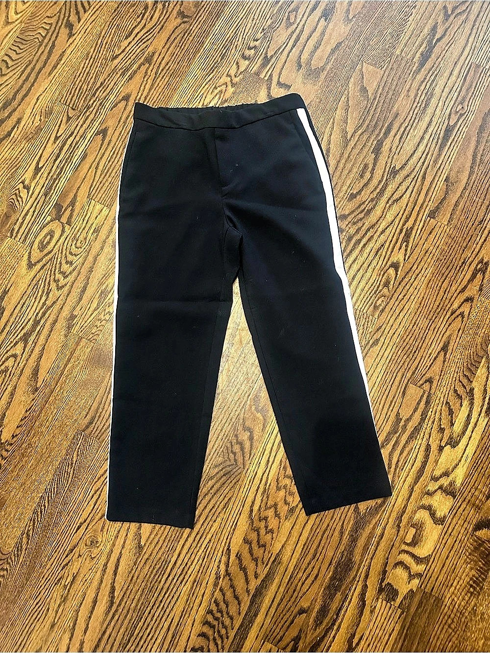 Black cropped pants with stripe